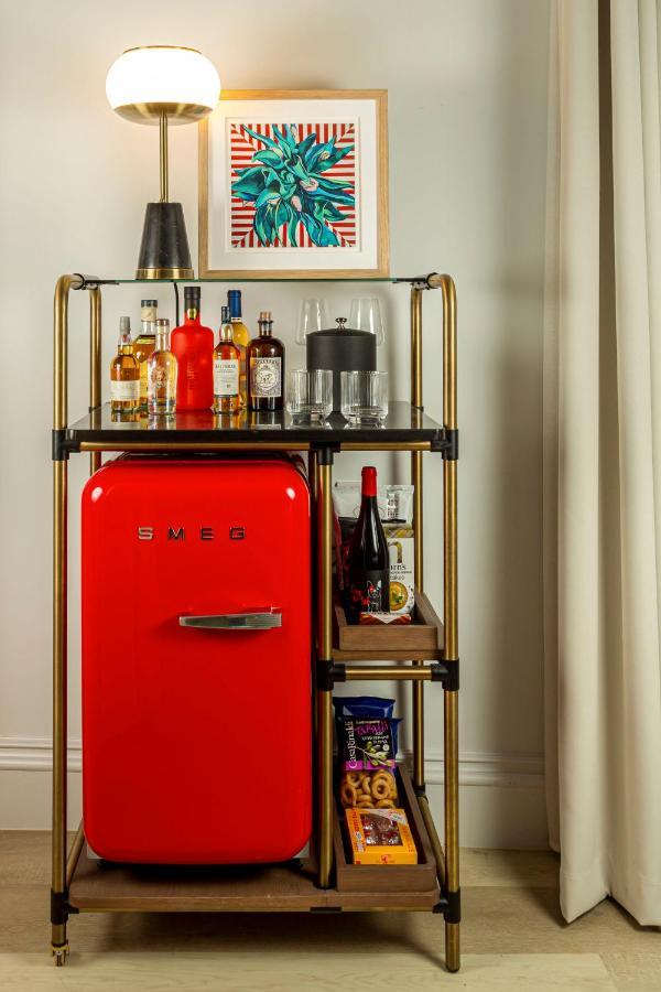 Virgin Hotels エディンバラ エクステリア 写真 A bar cart with a refrigerator