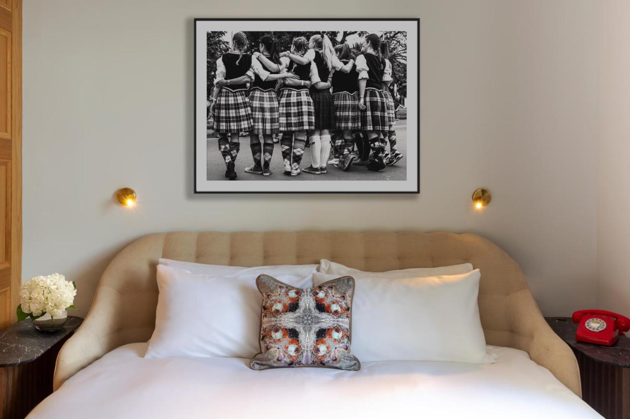 Virgin Hotels エディンバラ エクステリア 写真 A photograph of the 1967 New York City Gay Pride Parade by Jack Delano