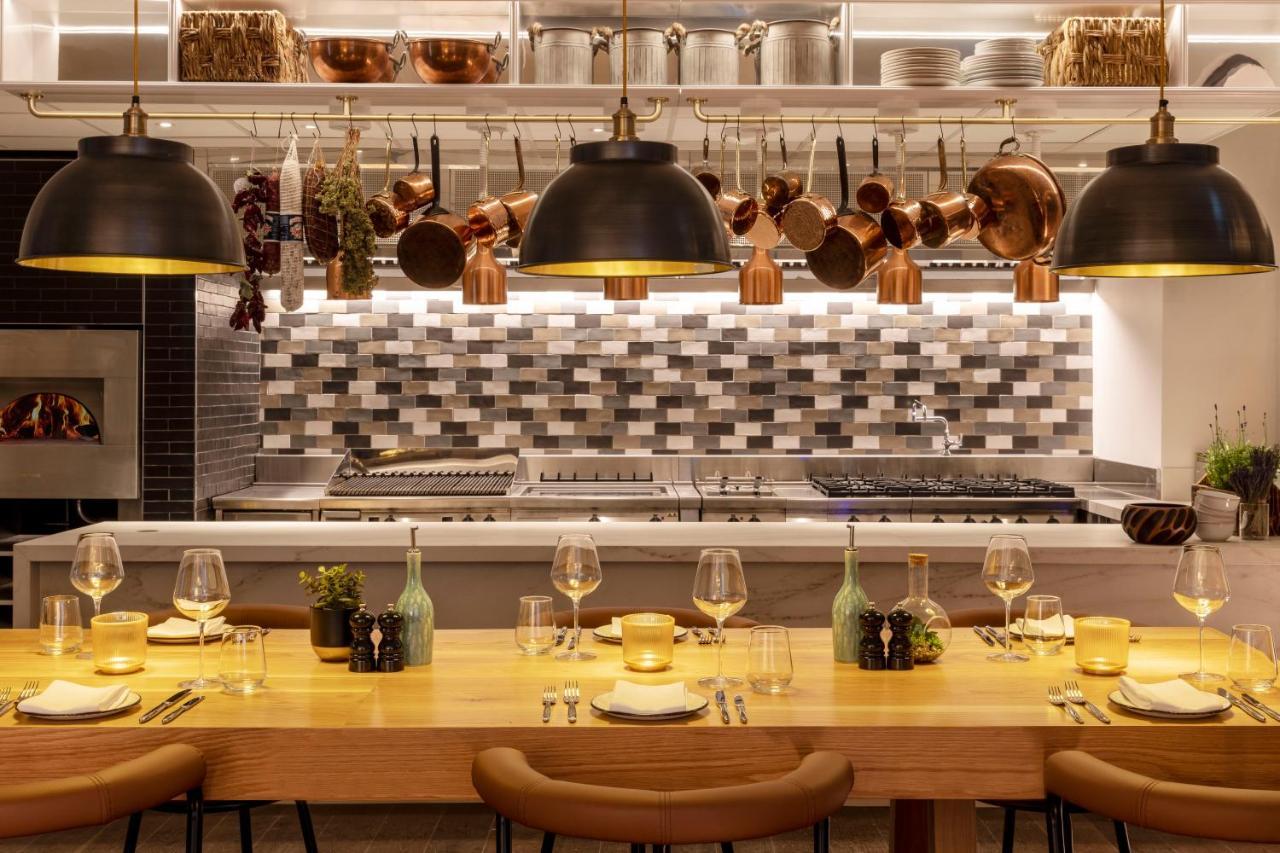 Virgin Hotels エディンバラ エクステリア 写真 The open kitchen at The Ivy Temple Row