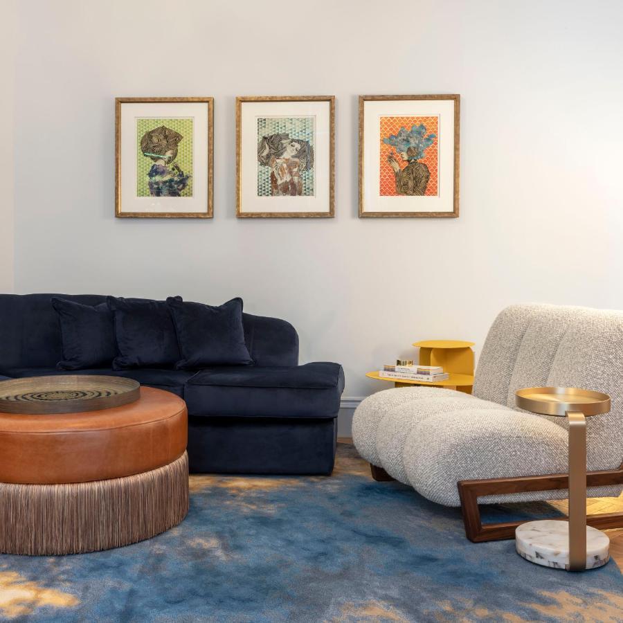 Virgin Hotels エディンバラ エクステリア 写真 A living room with a sofa, armchair and ottoman
