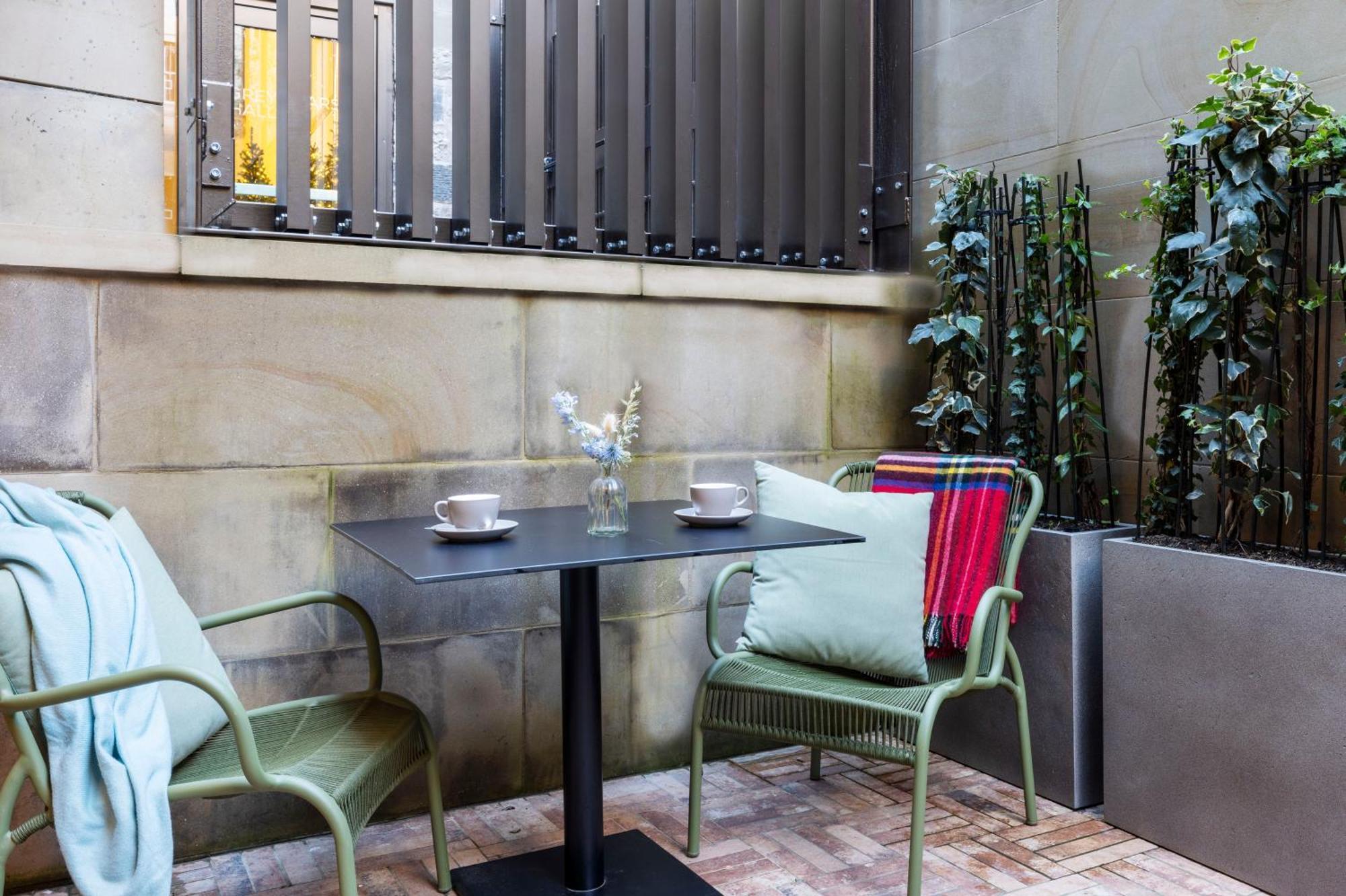 Virgin Hotels エディンバラ エクステリア 写真 The courtyard at the hotel